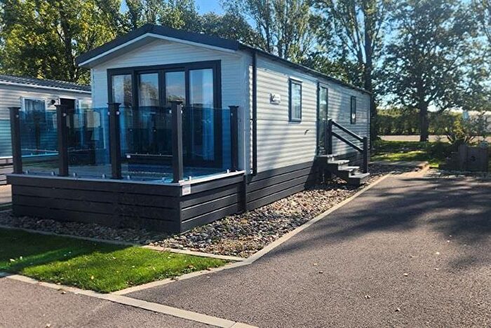 2 Bedroom Mobile/park Home For Sale In Hayling Island, PO11
