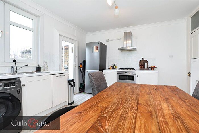 2 Bedroom Flat For Sale In Grosvenor Road, Chiswick, W4