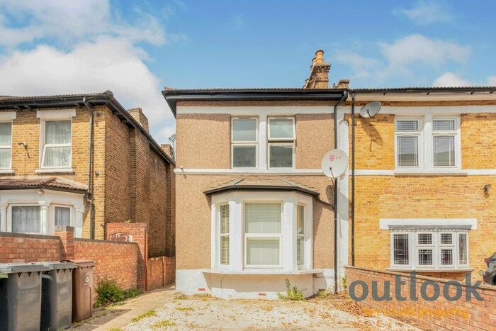 2 Bedroom Flat To Rent In High Road Leyton, London, E10