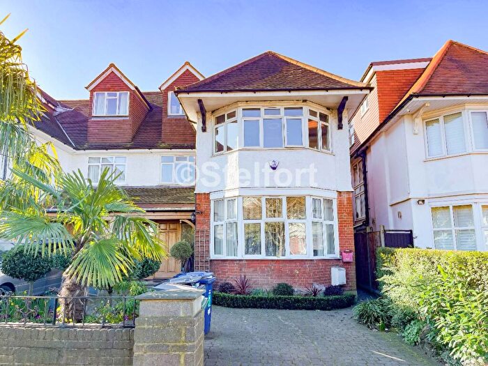 Studio To Rent In The Ridgeway, London, NW11