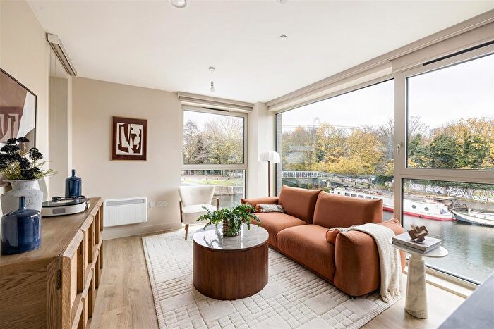 2 Bedroom Flat To Rent In Bridle House, Stables Yard, London, E3