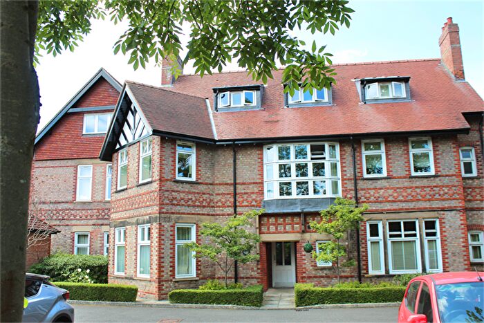 2 Bedroom Flat To Rent In College Court, Mauldeth Road, Heaton Mersey, SK4