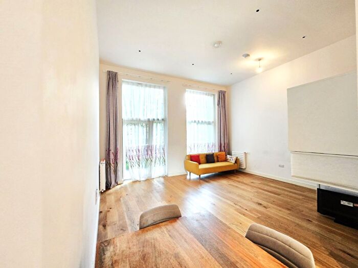 3 Bedroom Flat To Rent In Maud Street, Canning Town, London, E16