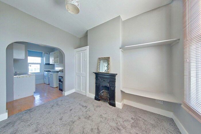 1 Bedroom Apartment To Rent In Northcote Road, SW11