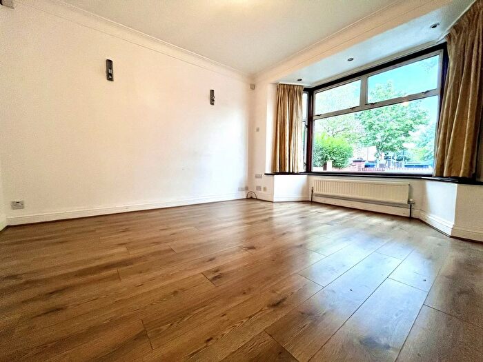 5 Bedroom Semi-Detached House To Rent In The Vale, Cricklewood, NW11