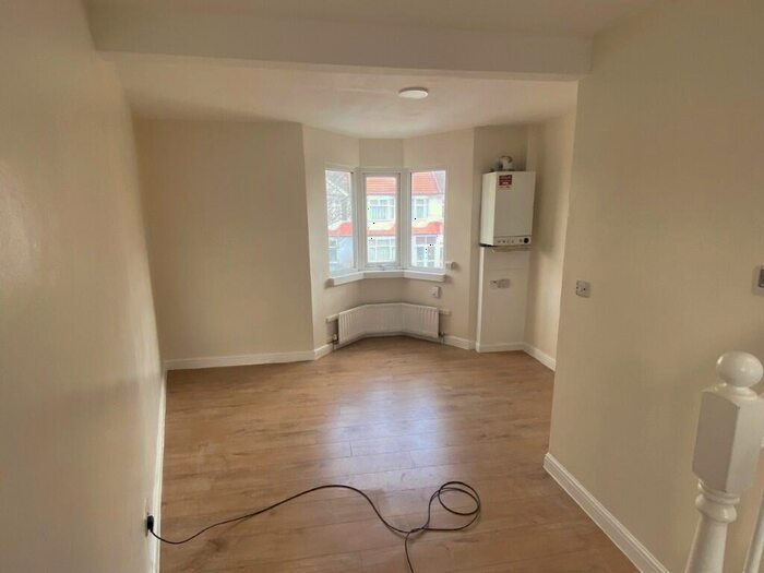 2 Bedroom Flat To Rent In Ecclesbourne Close, London, N13