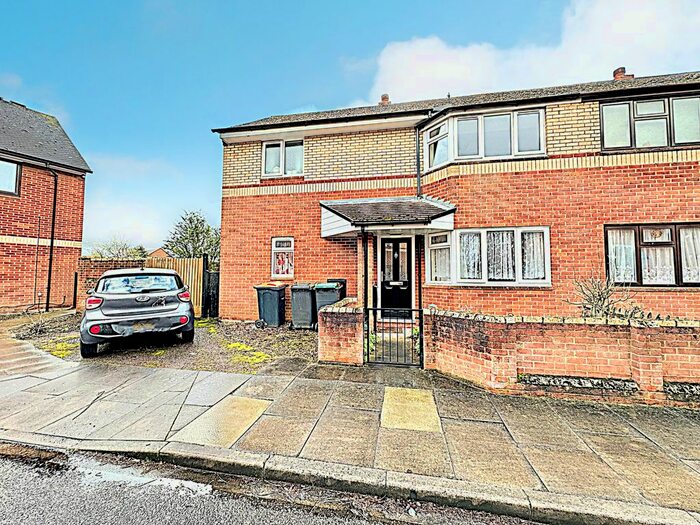 3 Bedroom Semi-Detached House To Rent In London Road, Bedford, MK42
