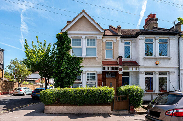4 Bedroom Semi-Detached House For Sale In Dalmally Road, Croydon, CR0