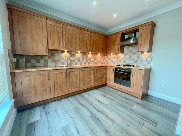 2 Bedroom Flat To Rent In Coulsdon Road, Caterham, CR3