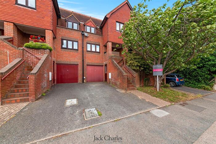 4 Bedroom Property For Sale In Lyons Crescent, Tonbridge, TN9