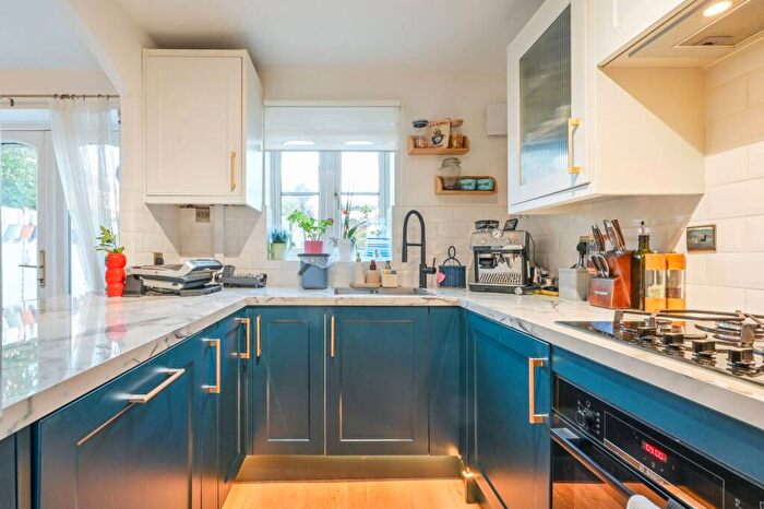 3 Bedroom House For Sale In Barnsdale Avenue, Canary Wharf, London, E14