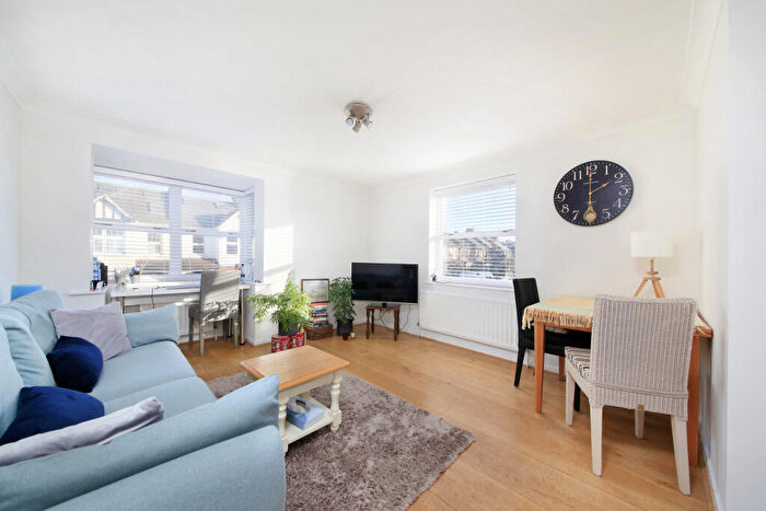 2 Bedroom Flat To Rent In Dovecote Gardens, Mortlake, SW14