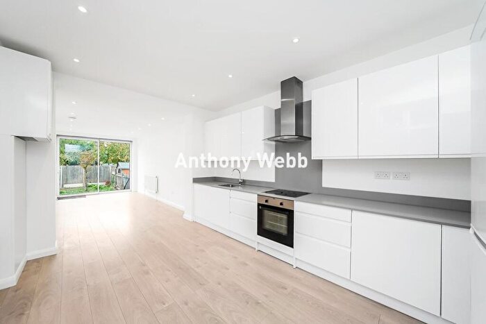 2 Bedroom Flat For Sale In Kelvin Avenue, Palmers Green, N13