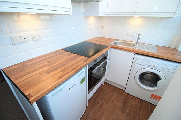 Studio To Rent In Balham High Road, London, SW17