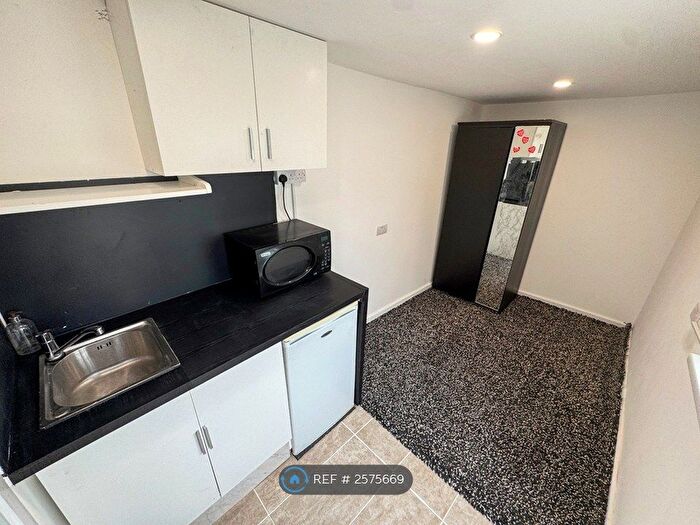 Studio To Rent In Stanwell Road, Bedfont/Stanwell, TW14