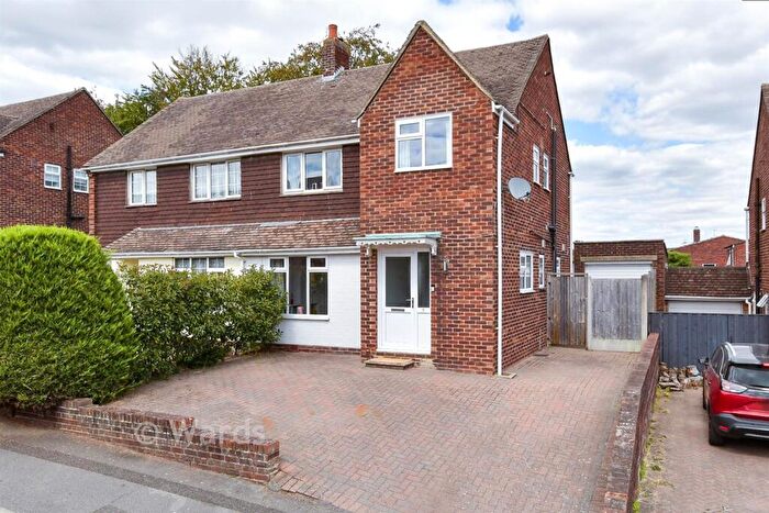 3 Bedroom Semi-Detached House For Sale In Firs Close, Aylesford, Kent, ME20