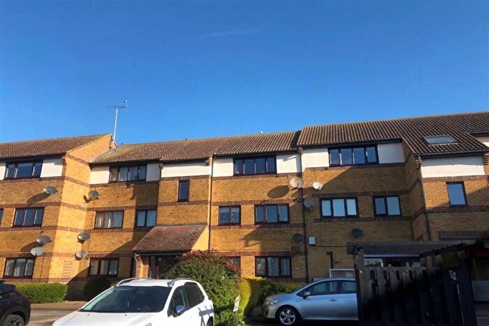 1 Bedroom Flat For Sale In Hedingham Place, SS4