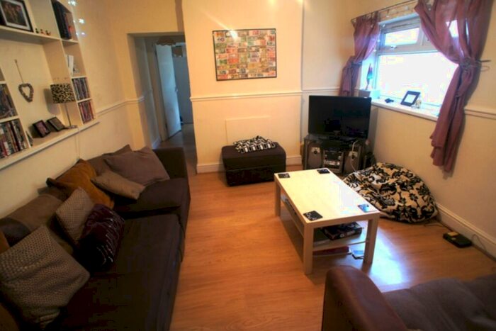 5 Bedroom End Of Terrace House To Rent In St Peters Street, Roath, CF24