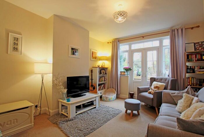 2 Bedroom Flat To Rent In Vale Close, Strawberry Vale, Twickenham, TW1