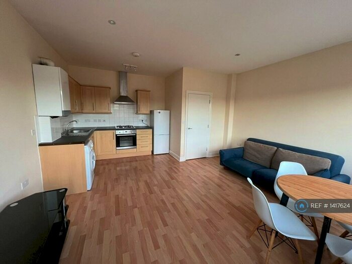 3 Bedroom Flat To Rent In Chestnut Grove, Mitcham, CR4