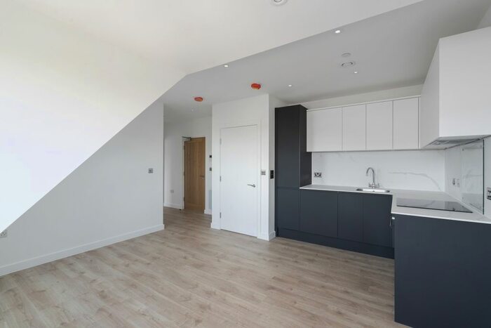 1 Bedroom Flat To Rent In Station Road, Redhill, RH1