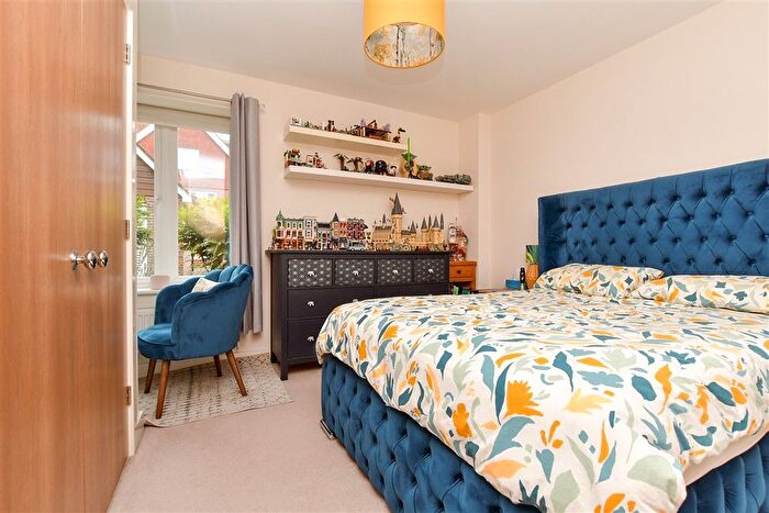 1 Bedroom Flat For Sale In Elliston Way, Ashtead, Surrey, KT21