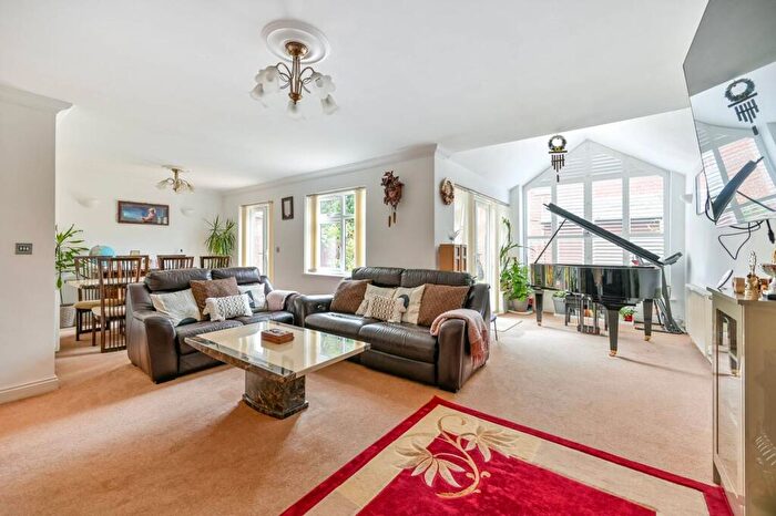 5 Bedroom Detached House For Sale In Cherry Avenue, Langley, Slough, SL3