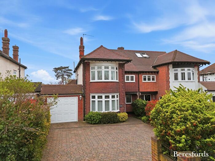 3 Bedroom Semi Detached House For Sale In Squirrels Heath Road, Romford, RM3