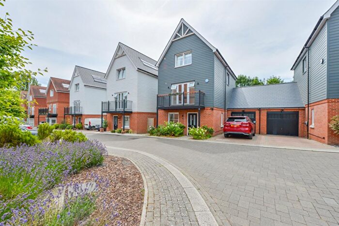 4 Bedroom Link Detached House To Rent In Yew Tree Road, Dunton Green, Sevenoaks, TN14
