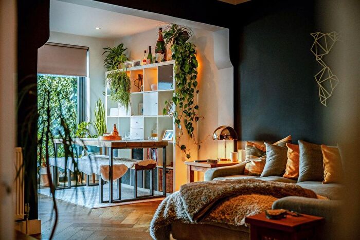 4 Bedroom Semi Detached House For Sale In Rutherwyke Close, Stoneleigh, KT17