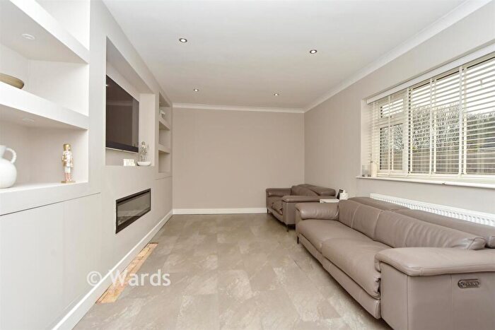 5 Bedroom Chalet For Sale In Wigmore Road, Wigmore, Gillingham, Kent, ME8