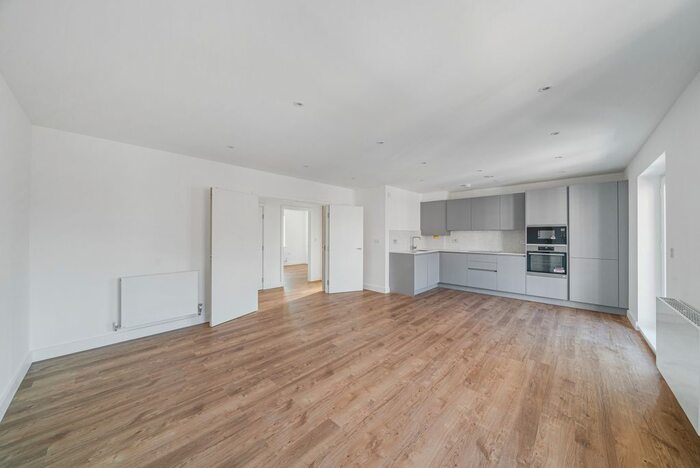 2 Bedroom Flat To Rent In Albright Gardens, Walton On Thames, KT12