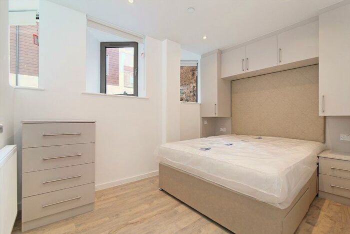 2 Bedroom Apartment To Rent In Hexagon Court, London, SW12
