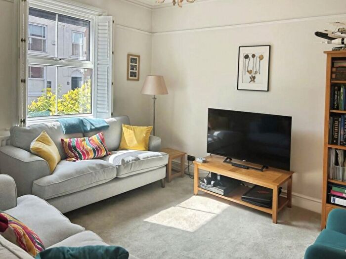 3 Bedroom Flat To Rent In New Malden, London, KT3