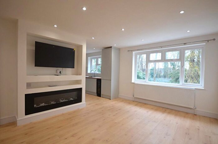 4 Bedroom Maisonette To Rent In Abbey Close, Pinner, HA5