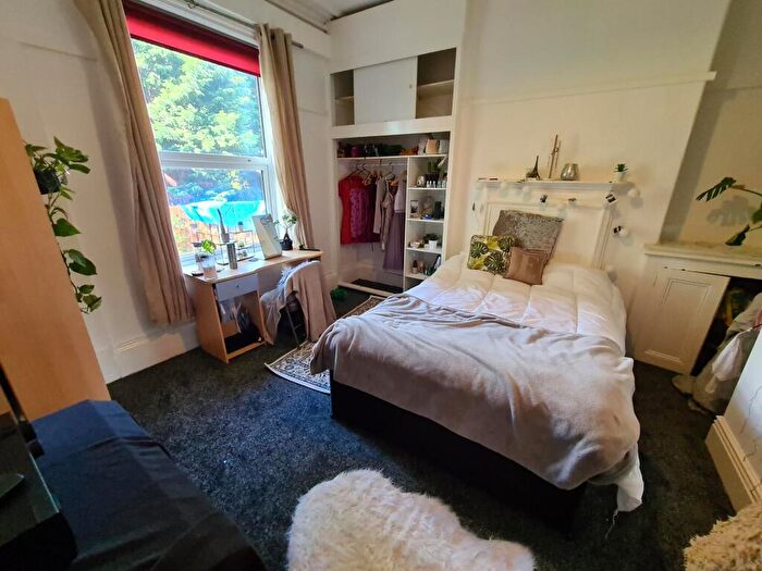 2 Bedroom Flat To Rent In Buckingham Mount, Leeds, LS6