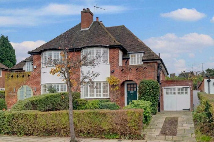 4 Bedroom House To Rent In Hill Rise, London, NW11