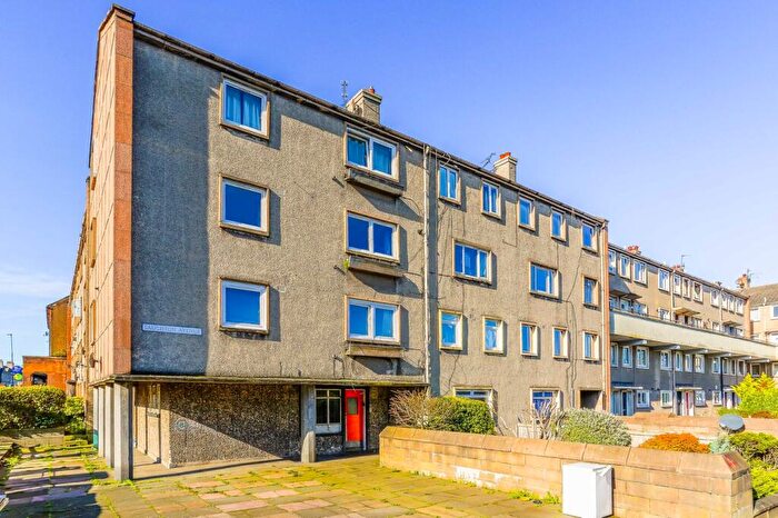 2 Bedroom Flat For Sale In Saughton Avenue, Edinburgh, EH11