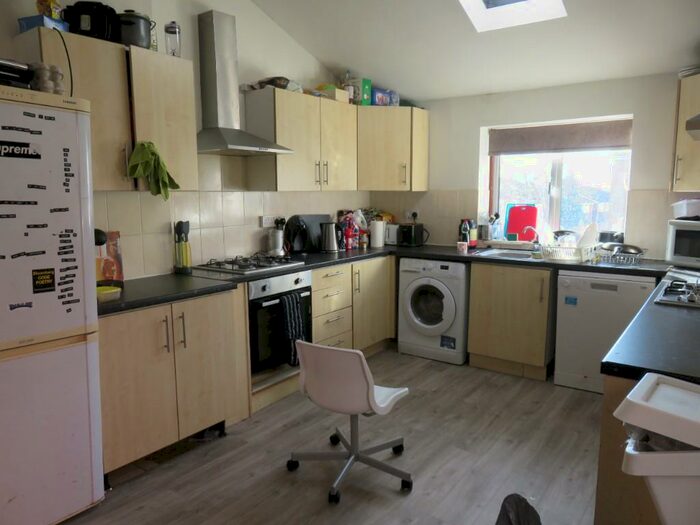 8 Bedroom Semi-Detached House To Rent In Harlaxton Drive, Nottingham, NG7