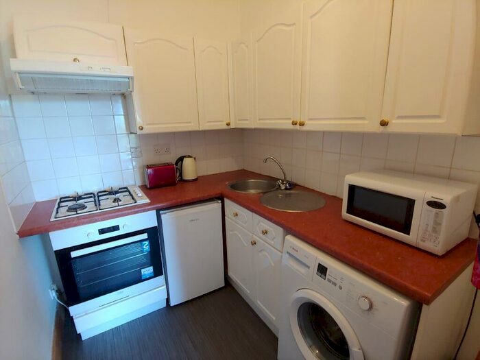 2 Bedroom Flat To Rent In West Montgomery Place, New Town, Edinburgh, EH7