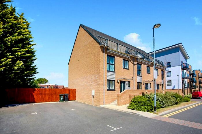 4 Bedroom Semi-Detached House To Rent In Creek Mill Way, Dartford, Kent, DA1