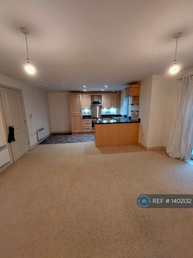2 Bedroom Flat To Rent In Cornmill Approach, Leeds, LS18