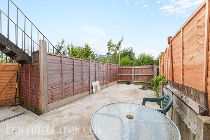 2 Bedroom Maisonette To Rent In De'Arn Gardens, Mitcham, CR4