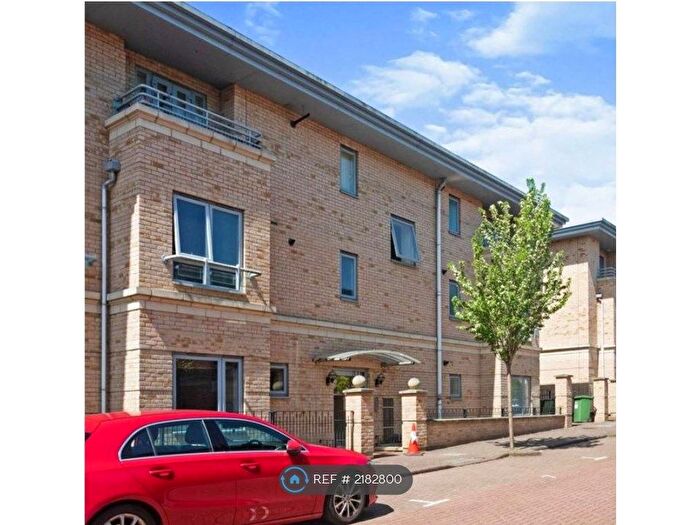 2 Bedroom Flat To Rent In Robinson Street, Bletchley, Milton Keynes, MK3