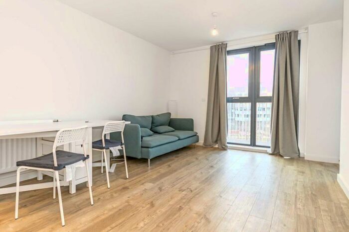 1 Bedroom Flat To Rent In Lakeside Drive, Acton, NW10