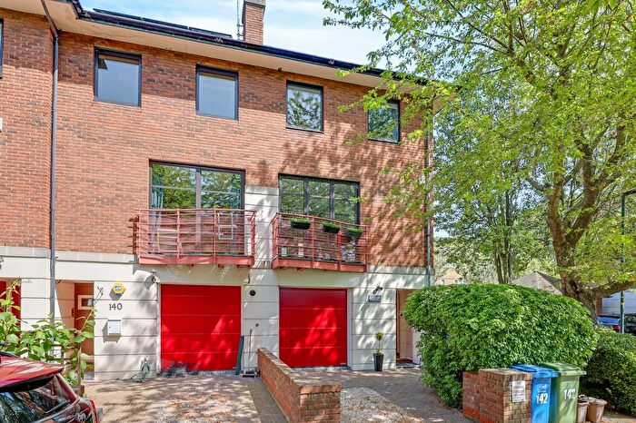 3 Bedroom Town House For Sale In Plover Way, London, SE16