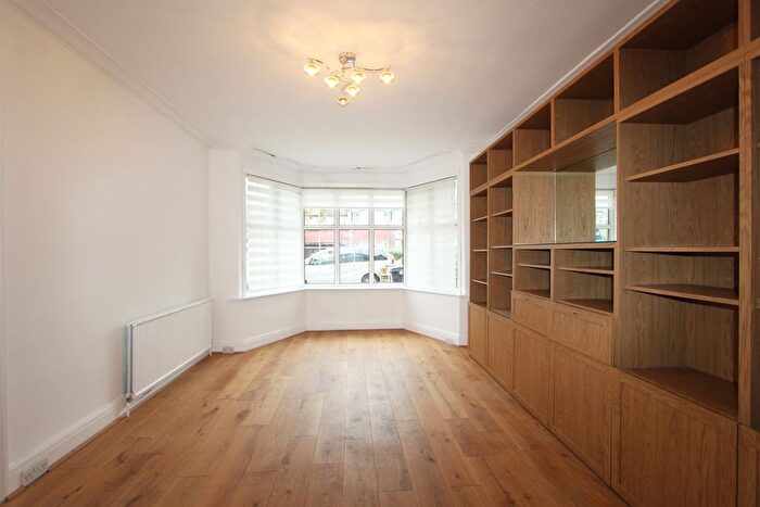 1 Bedroom Semi-Detached House To Rent In Western Avenue, London, NW11