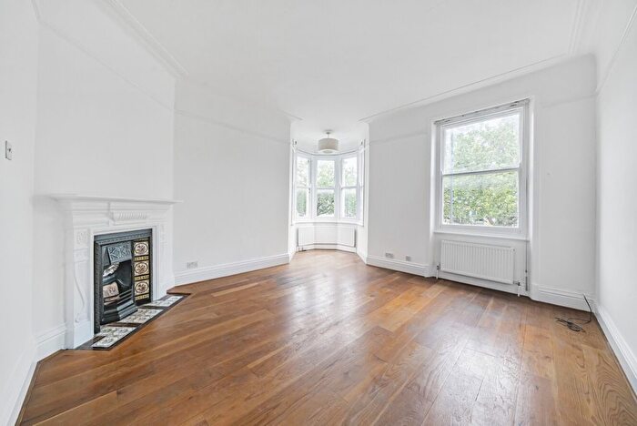 4 Bedroom Flat To Rent In Streatham Place, London, SW2