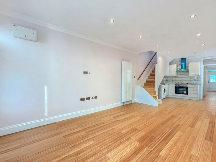 3 Bedroom Flat To Rent In Abingdon Road, London, SW16