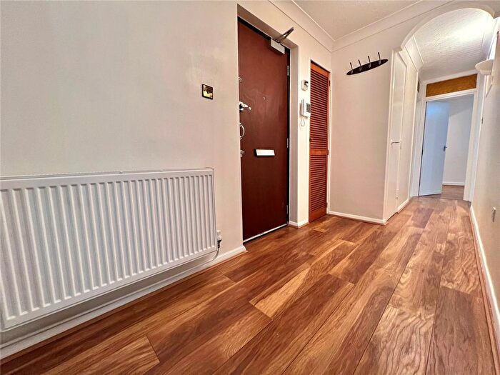 2 Bedroom Flat To Rent In Tash Place, London, N11